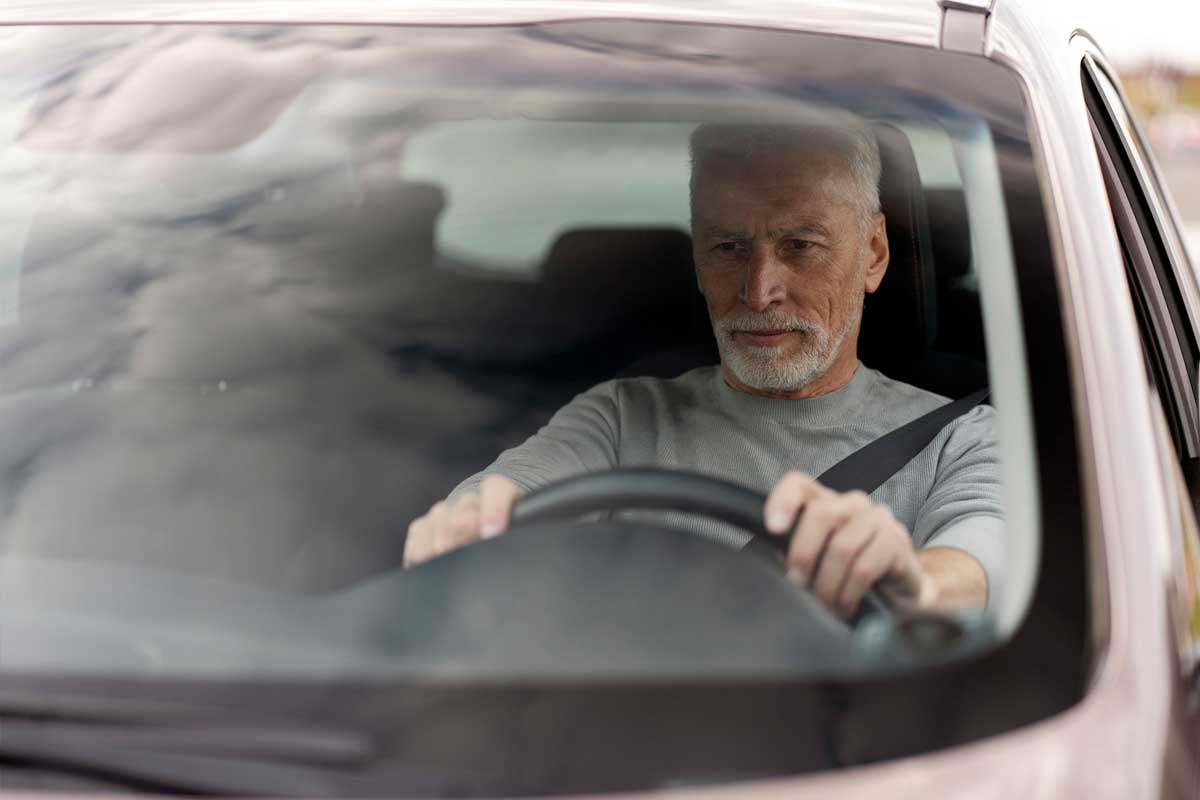 Les précautions à prendre quand une personne âgée vend sa voiture d’occasion